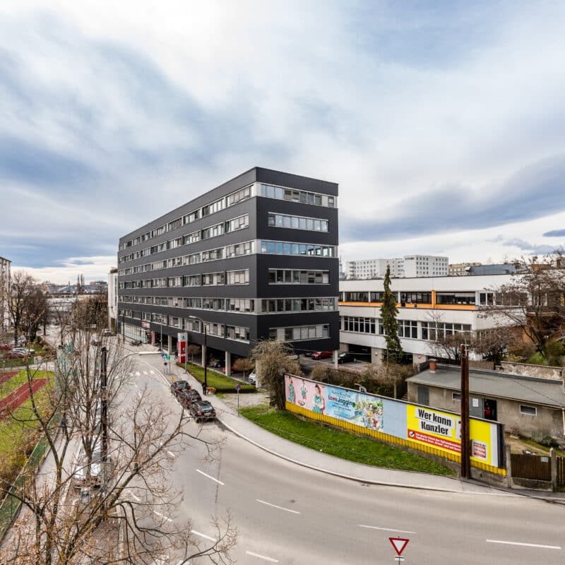 Moderne mehrstöckige Gebäude an der Kreuzung von Mariengasse und Babenbergerstraße, von oben gesehen.