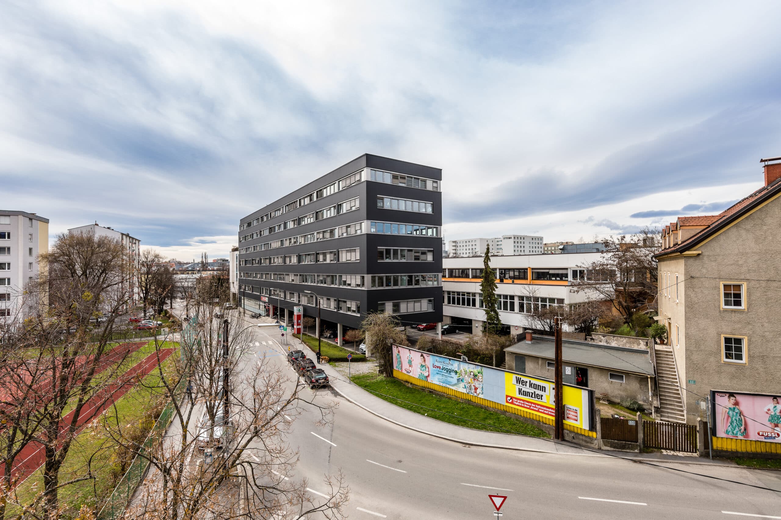 Moderne mehrstöckige Gebäude an der Kreuzung von Mariengasse und Babenbergerstraße, von oben gesehen.