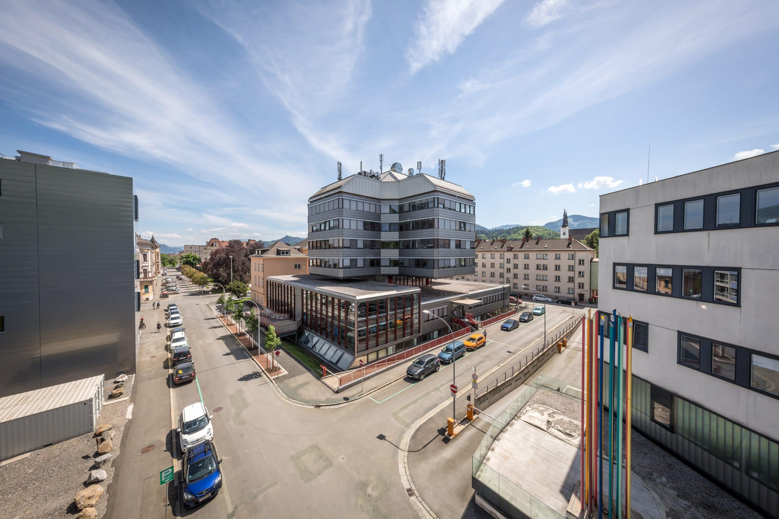 Montanuniversität Leoben Gebäude mit umliegenden Straßen und blauen Himmel.