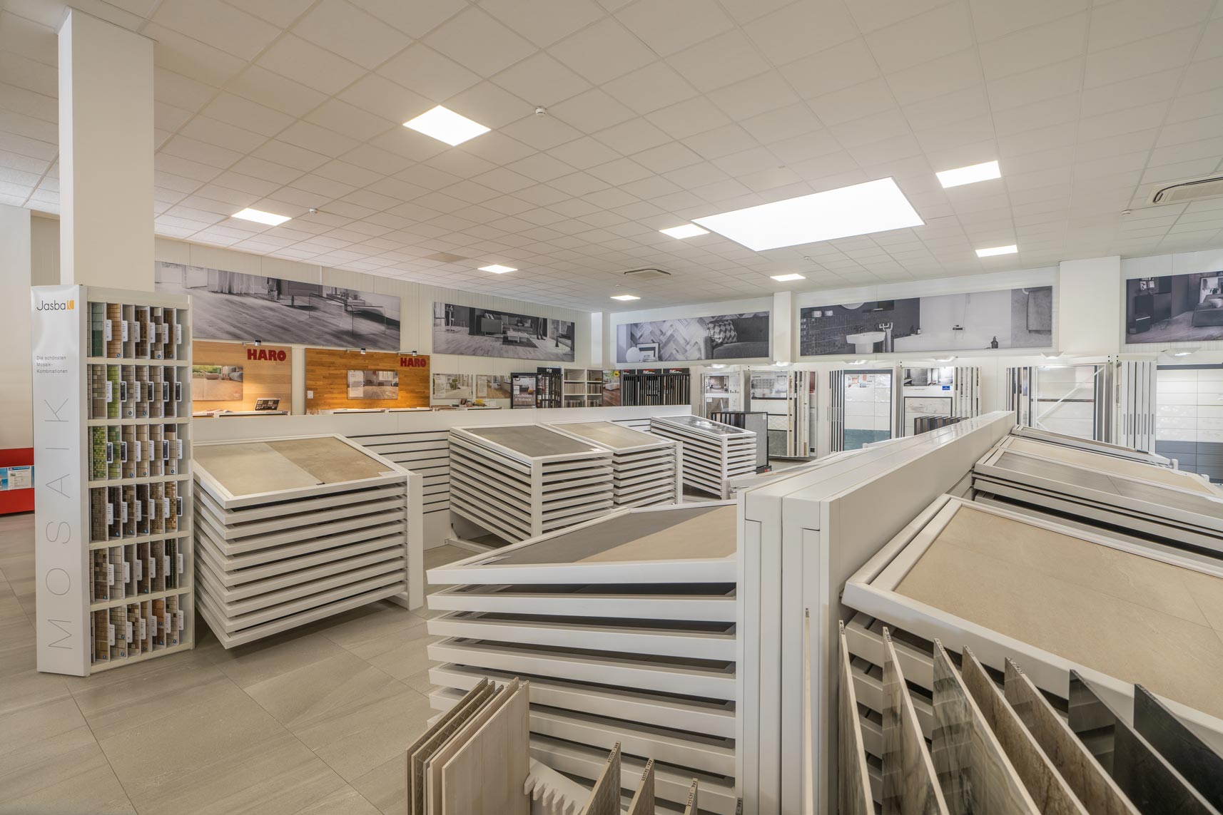 Großer, moderner Ausstellungsraum mit Fliesenmustern und hell erleuchteter Decke an der Waltenbachstrasse 7.