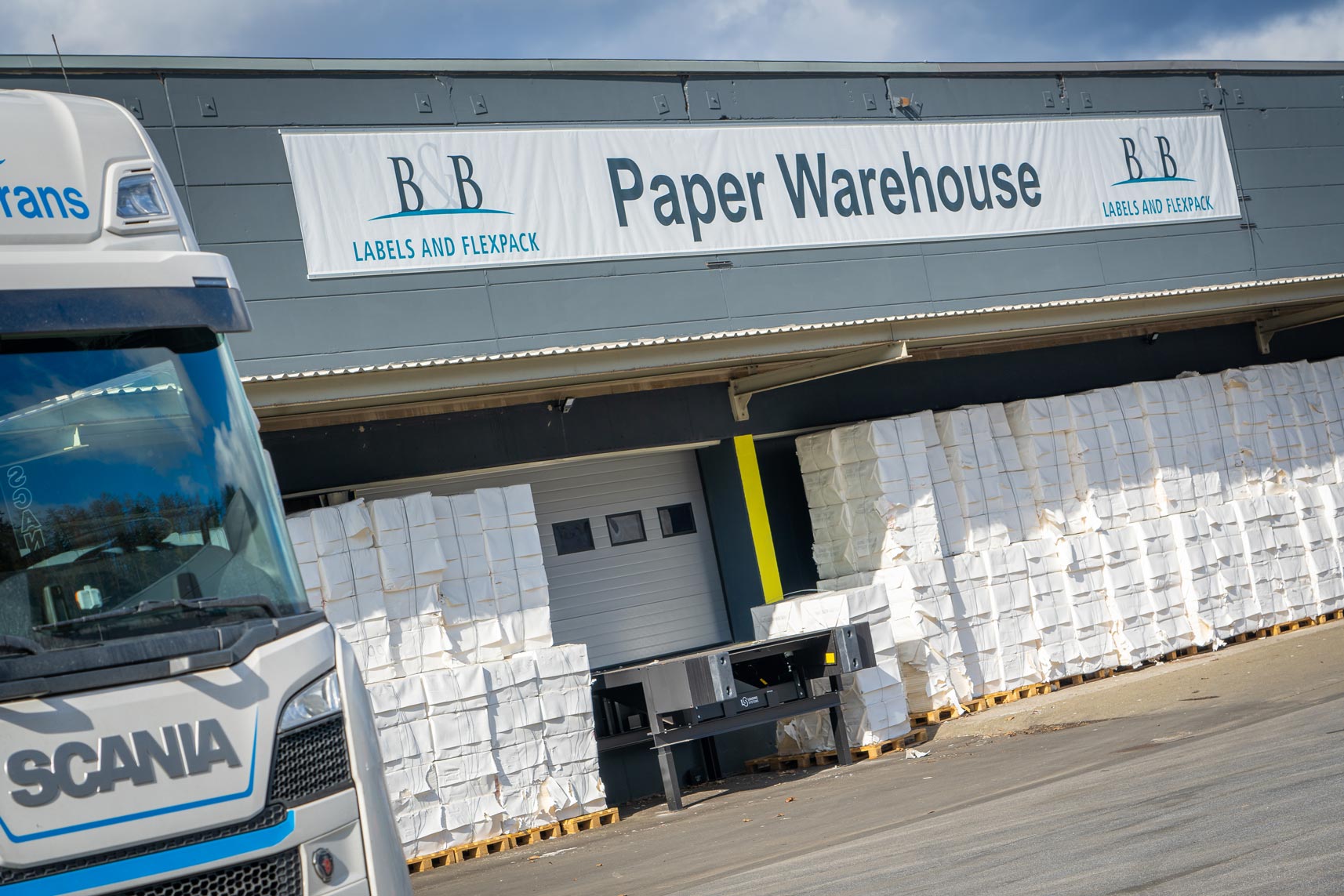 Papierlager mit LKW vor Waltenbachstrasse 7.