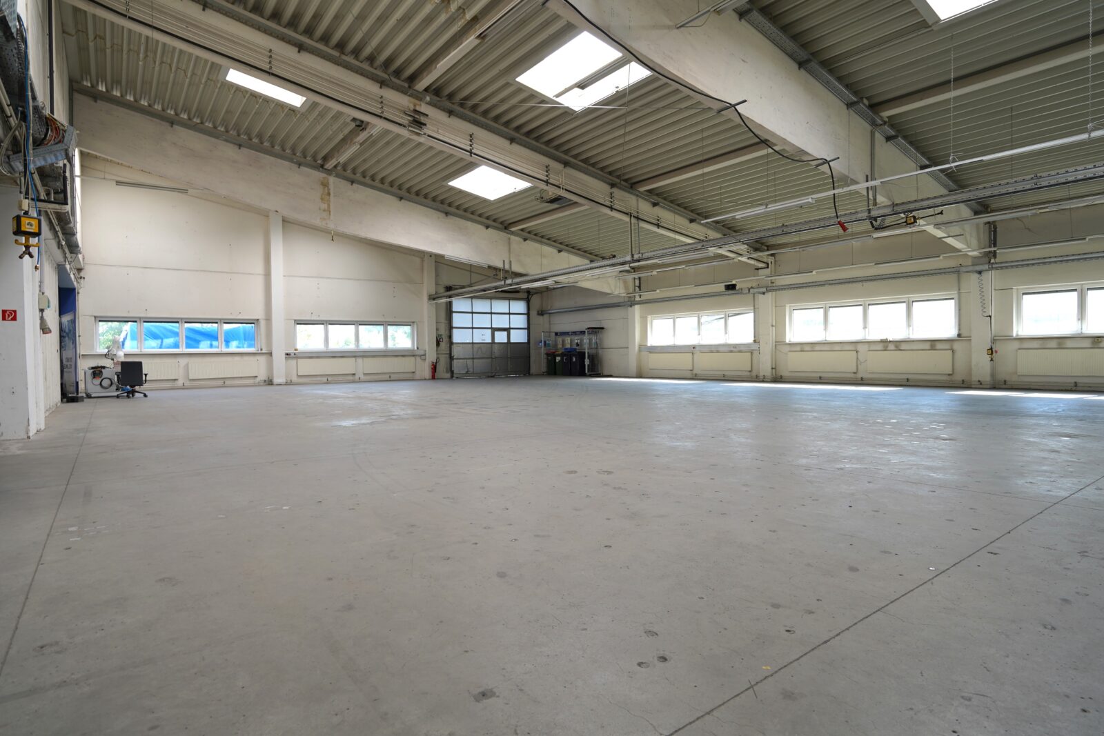 Hallen und Bürokombination – Bild 1