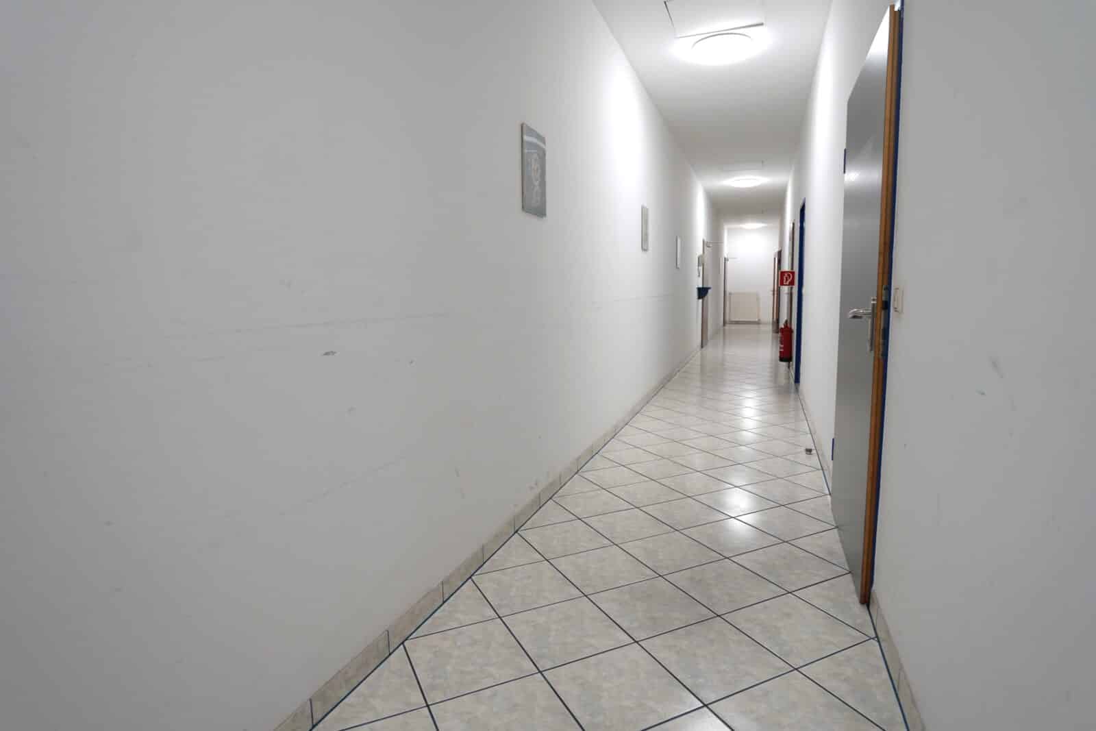 Hallen und Bürokombination – Bild 18